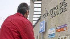 Jos� Mar�a Rodr�guez Ferreiro, de 52 a�os, junto al centro de salud de Cabanas, ayer