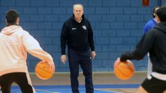 A�to Garc�a Reneses, ayer impartiendo su clase magistral a alumnos y profesores del CIFP Fontecarmoa y dem�s oyentes.