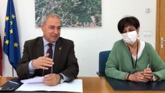 La concejala de R�xime Interno, Gloria Prada, junto al alcalde, en una rueda de prensa 