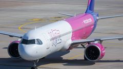 Un avi�n de la aerol�nea de bajo coste Wizz Air, que materializar� un acuerdo comercial con el aeropuerto de Santiago