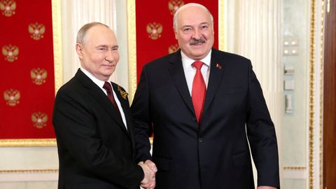 Vladimir Putin, presidente de Rusia, con su homlogo bielorruso, Alexander Lukashenko, en una imagen de archivo.