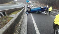 Un veh�culo volc� en la autopista, en el punto kilom�trico 50. 