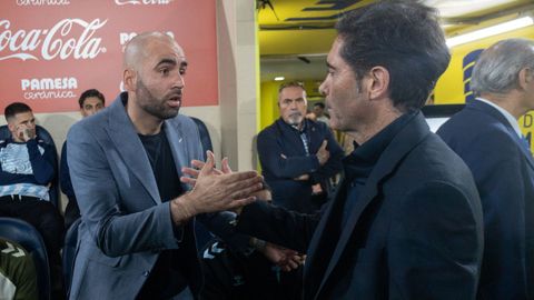 Saludo entre Claudio Gir�ldez y Marcelino Garc�a Toral antes del Villarreal-Celta.
