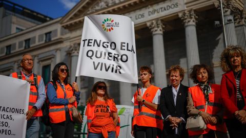 Varias personas durante una marcha por la aplicaci�n de la Ley ELA en el Congreso de los Diputados