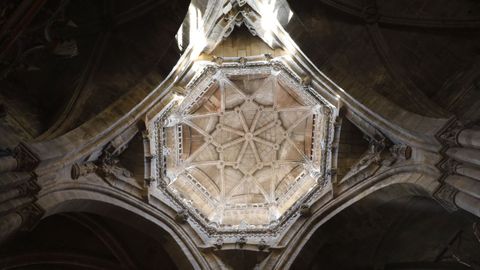 Catedral de Ourense. El cimborrio de la catedral es un elemento caracterstico e icnico de Ourense. Solo otras dos seos espaolas, Zaragoza y Tarazona, tienen cimborrios del s. XV.