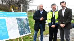 Los alcaldes de O Pino y Boqueix�n, Manuel Taboada y Ovidio Rodeiro, supervisaron junto a Diego Calvo los trabajos realizados en la carretera entre Louredo y el aeropuerto de Lavacolla