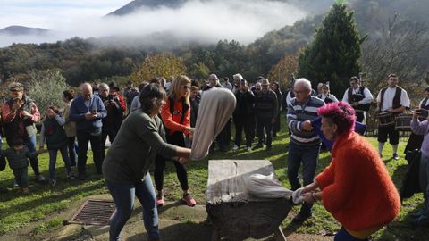 Festa da pisa da castaa en Purdeus (Parada de Sil)