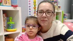 Elena junto a su madre, Catalina, en la sala de juegos, uno de los lugares favoritos de la pequena