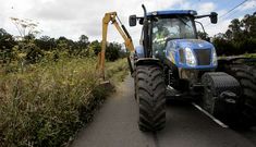 Las desbrozadoras continuaban trabajando ayer en la carretera de Carballo a Razo.
