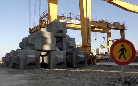 Ya se han fabricado 30 cub�podos para reforzar la estructura