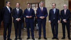 Enrique de Ybarra, presidente de El Correo; Juan Carlos Escotet, presidente de Abanca; Imanol Pradales, lendakari vasco; Alfonso Rueda, presidente de la Xunta de Galicia; Francisco Botas, consejero delegado de Abanca; y Lois Blanco, presidente de La Voz de Galicia, antes del coloquio en el Museo Guggenheim.