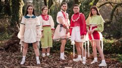 La alumna de Rois Noelia Picadizo defender� en el desfile del jueves cinco estilismos unisex de aires na�f, con tejidos voluminosos y extremadamente ornamentados, dentro de la colecci�n bautizada �Canto tempo � para sempre?�. Zeltia, Lidia, �lex, Nico y Lorena le sirvieron como modelos y Zeltia Iglesias se encarg� del maquillaje para la sesi�n de fotos.