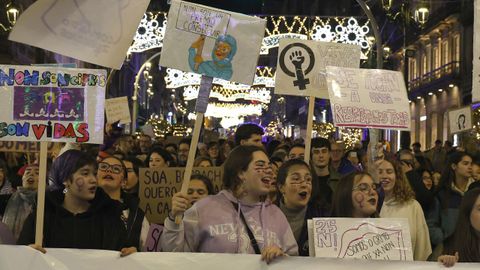 Algunas de las mujeres presentes en la manifestaci�n por el 25N en Vigo.