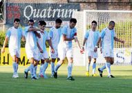 Casti�eiras, con brazalete, en el partido de Negreira.
