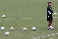 El t�cnico Luis Milla, durante una sesi�n de entrenamiento del Lugo en el campo de f�tbol de O Ceao. 