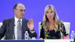 Esther Alcocer Koplowitz, presidenta de FCC, junto al ex consejero delegado, Juan B�jar