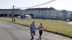 Gente paseando por Noia, concello que ha vuelto a experimentar una ligera subida de casos