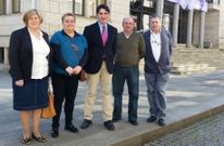 Amor (centro), cont� con el apoyo de la exedila Carmen Verde (izquierda) para presentar a los concejales.