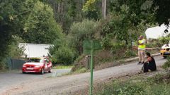 Veh�culos participantes pasando por A Pousadoira, zona bloqueada para los vecinos.