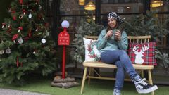 Dpingas cumpli� su primer aniversario el 18 de diciembre. Su propietaria, Rebeca Gonz�lez (en la foto, en el navide�o recibidor exterior de la tienda), explica que el nombre del negocio alude a una expresi�n que se utilizaba hace unos a�os cuando algo sale a la perfecci�n. La tienda con zona de degustaci�n de la calle Antonio G�mez Vilas� ofrece tambi�n el reparto de cajas personalizadas a domicilio, que llegan hasta Madrid y Barcelona. 