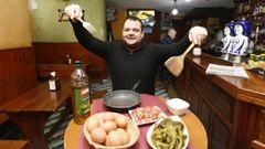 Manuel Tapia, xerente de O Rinc�n de Mondo�edo, cumpre 25 anos no local e corenta traballando na hostaler�a