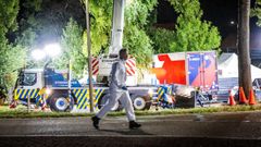 A la derecha de la imagen, el cami�n de la empresa espa�ola El Mosca que el s�bado por la noche embisti� contra las personas que estaban haciendo una barbacoa en la localidad holandesa de Nieuw Beijerland 