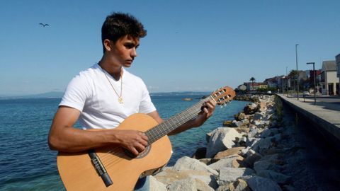 Ethan, de tan solo 16 años, ya ha grabado temas propios en un estudio de México