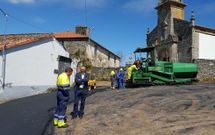 Otero, ayer, revisando los trabajos de aglomerado en caliente en el vial de acceso a la iglesia de Carbia.