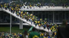Simpatizantes del expresidente brasileo Jair Bolsonaro invaden el Congreso Nacional, el 8 de enero del 2023 en Brasilia.