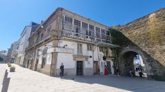 Edificio pegado a la Muralla de Lugo, junto a la Porta Falsa