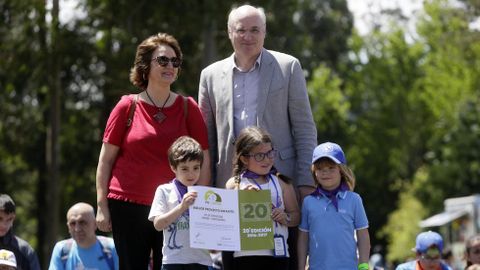 Manuel Are�n Lal�n, secretario general de la Corporaci�n Voz de Galicia, entreg� el Premio al Mejor Proyecto Infantil a la escuela de Verducedo, que recogieron Mar�a Lourdes Abell�n Rau�z, coordinadora del proyecto, y los alumnos, Mario Moubeta Santom�, Iker Agulla Freire y Oihane Docampo Couso