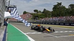 Verstappen cruzando la línea de meta en el Gran Premio Emilia-Romaña