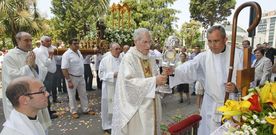 Rouco, asistido por el p�rroco Jose Garc�a Gondar, llega al primero de los tres altares, en la calle Gran V�a. 