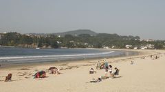 La playa de Mi�o en verano donde los ba�istas aprovechan para tomar el sol.