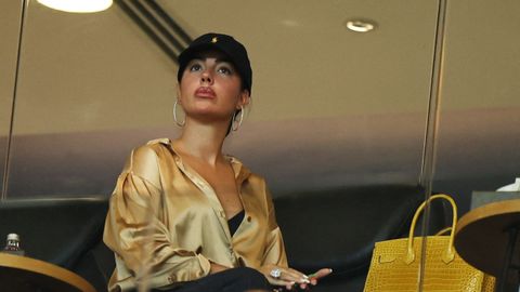 Georgina visti� en dorado y negro, a juego con su bolso de Hermes