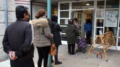 Colas para acceder al centro de salud de Vilagarca, la semana pasada