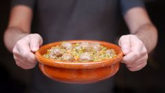 Una fuente de barro con alb�ndigas.