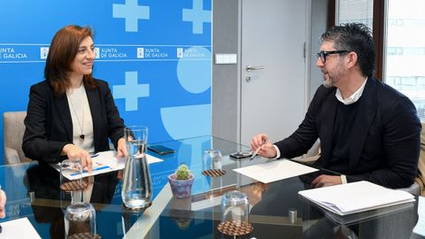 Conselleira de Medio Ambiente e Cambio Clim�tico, �ngeles V�zquez, y el alcalde de Porto do Son, Luis Oujo