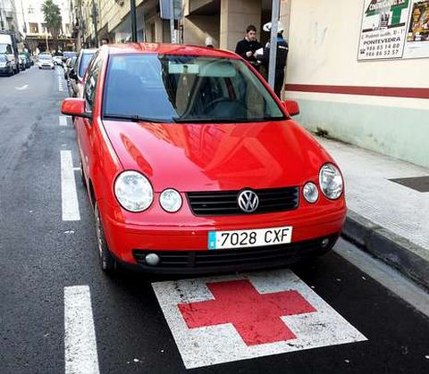 El coche de la imagen traslad� a una paciente a Pontevedra.
