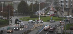 La intensidad circulatoria en la rotonda de enlace con la tercera ronda provoca frecuentes retenciones en el entorno. 