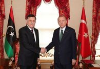 El presidente turco Recep Tayyip Erdogan con el primer ministro del Gobierno de Acuerdo Nacional (GNA) de Libia, Fayez al-Sarra.
