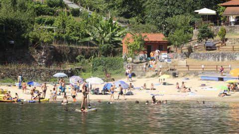 Baistas en la playa fluvial de A Cova, O Saviao, refrescndose del intenso calor.