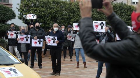 Los participantes en la protesta llevaban carteles con el lema  Salvemos la hosteler�a 