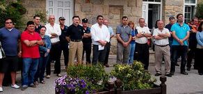 <span lang= es-es >Santa Comba</span>. Silencioso respeto por parte de la corporaci�n municipal, trabajadores del ayuntamiento y vecinos en general.