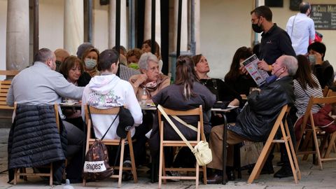  Terrazas llenas de gente en la Plaza del Fontn, en Oviedo