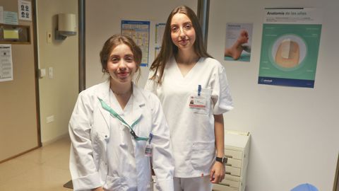 La directora, a la izquierda, junto a la alumna Naia Toimil
