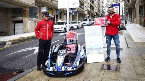 Trabajadores del Karting Racing Dakart Sanxenxo haciendo promocin de sus servicios, que sealan que tuvieron bastante demanda esta Semana Santa. 