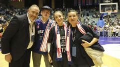 H�ctor Gal�n, director general del Obradoiro, celebra el ascenso del Obradoiro en Sar acompa�ado por su familia.