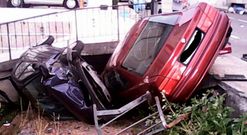 Los dos veh�culos implicados acabaron dentro de una propiedad privada y destrozados.