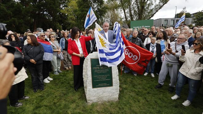 El alcalde de Oleiros, &Aacute;ngel Garc&iacute;a Seoane, y la senadora uruguaya del Frente Popular, Blanca Rodr&iacute;guez, destapando la placa conmemorativa del paseo Pepe M&uacute;jica.